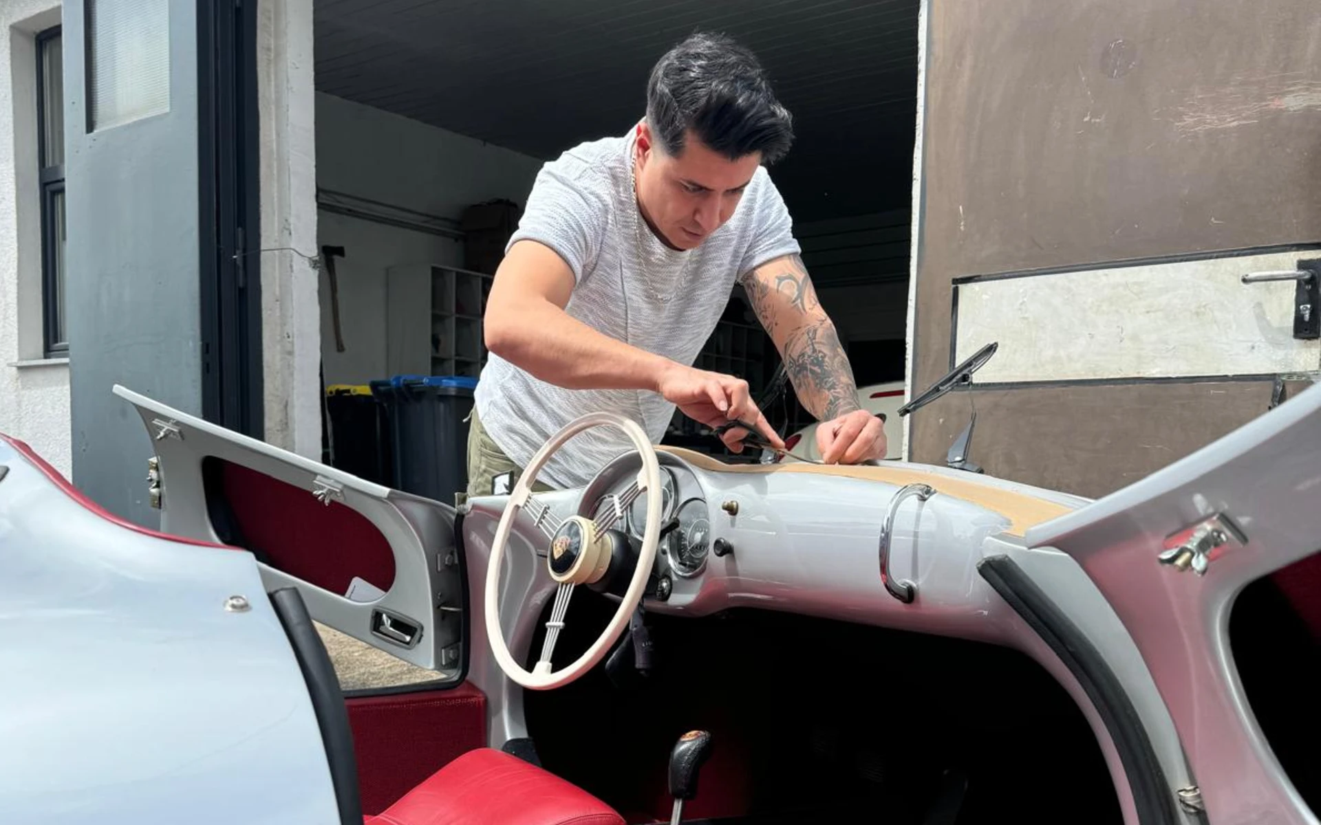 leder-wird-am-oldtimer-zugeschnitten